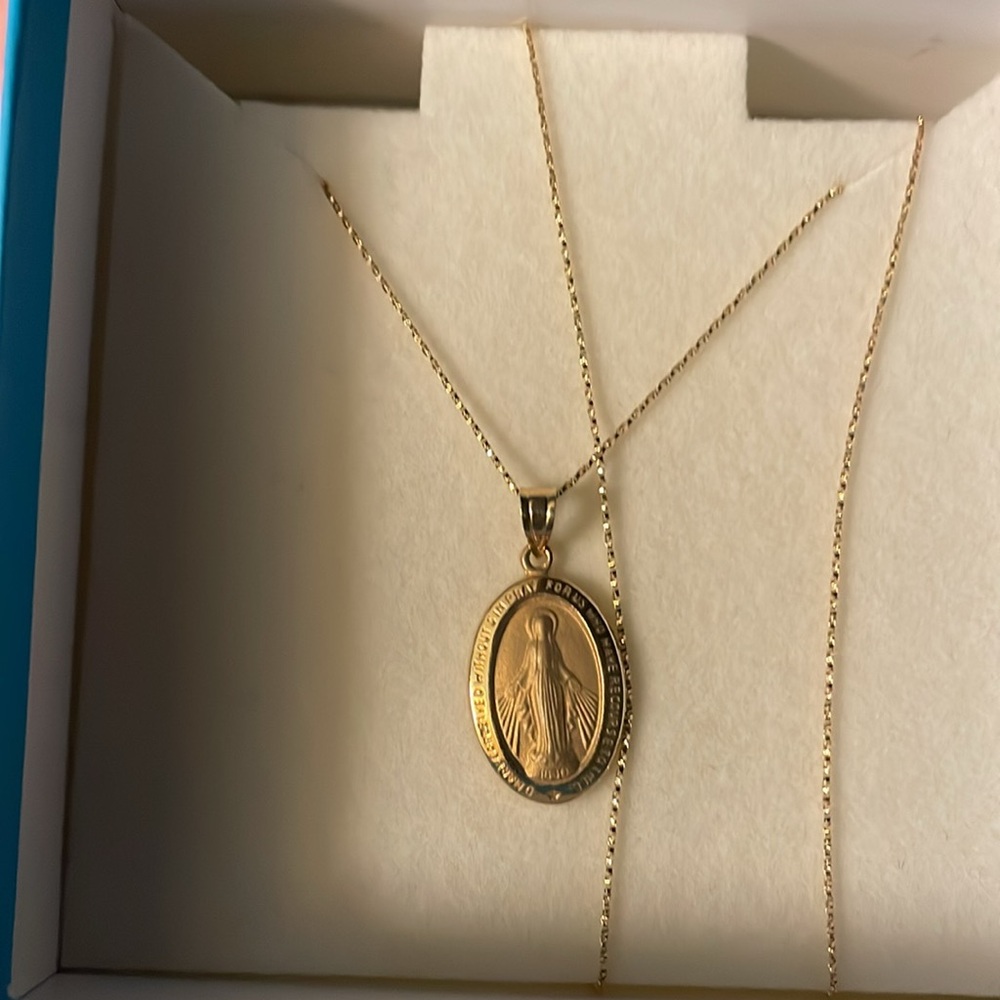 Pagoda New Beautiful mother Mary necklace 16 in chainNIB